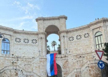 Cagliari, bandiera russa sventola sul Bastione di Saint-Remy: “Offesi i valori europei e democratici“