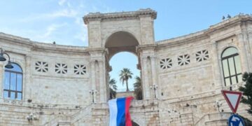 Cagliari, bandiera russa sventola sul Bastione di Saint-Remy: “Offesi i valori europei e democratici“