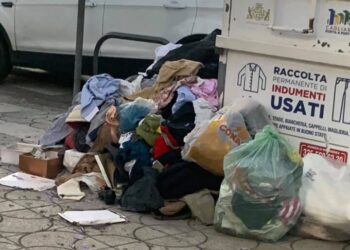 Cagliari, misure dal Comune per contrastare gli incivili dei contenitori per gli indumenti usati