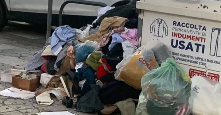 Cagliari, misure dal Comune per contrastare gli incivili dei contenitori per gli indumenti usati