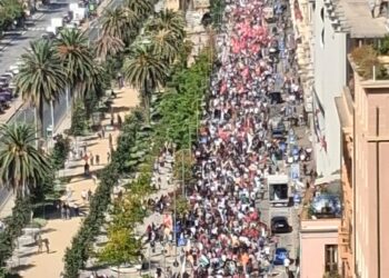 Cagliari bloccata dalle manifestazioni pro Pal: gli studenti occupano i binari di Santa Gilla