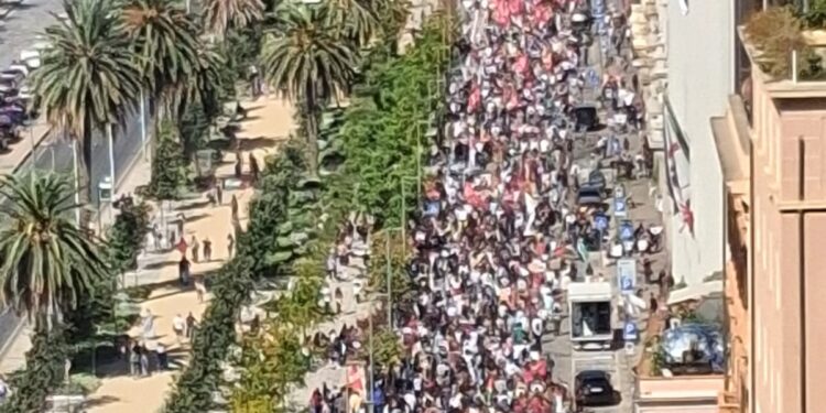 Cagliari bloccata dalle manifestazioni pro Pal: gli studenti occupano i binari di Santa Gilla