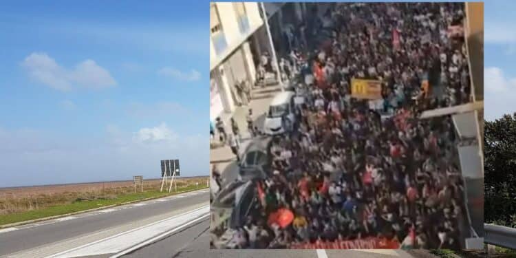 Statale 195 bloccata dai manifestanti: bandiere e striscioni pro Palestina hanno fermato il traffico