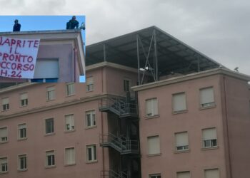 Isili, il pronto soccorso apre a singhiozzo e “l’unica risposta che sono riusciti a dare è il ritiro dello striscione”