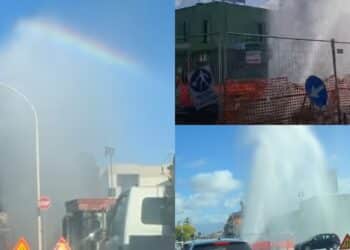Pirri, la condotta idrica si rompe durante i lavori: impressionante getto d’acqua in via Calamattia