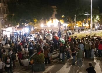 Cagliari, piazza Costituzione occupata nella notte dagli attivisti dopo l’abbordaggio della Flotilla
