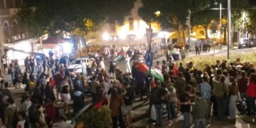 Cagliari, piazza Costituzione occupata nella notte dagli attivisti dopo l’abbordaggio della Flotilla