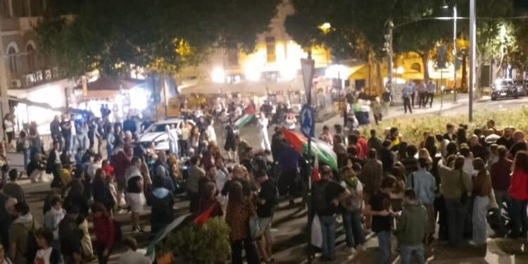 Cagliari, piazza Costituzione occupata nella notte dagli attivisti dopo l’abbordaggio della Flotilla