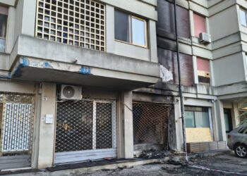 Ancora paura a Quartu, macchina contro la vetrina di un negozio vuoto: il veicolo ha preso fuoco