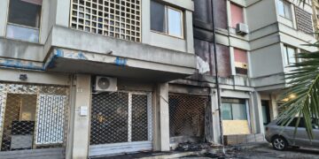 Ancora paura a Quartu, macchina contro la vetrina di un negozio vuoto: il veicolo ha preso fuoco