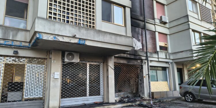 Ancora paura a Quartu, macchina contro la vetrina di un negozio vuoto: il veicolo ha preso fuoco