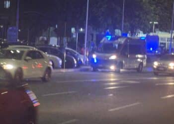 Cagliari, crash nella notte in via Cadello: l’ambulanza nel caos della strada incubo