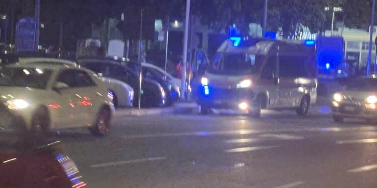 Cagliari, crash nella notte in via Cadello: l’ambulanza nel caos della strada incubo