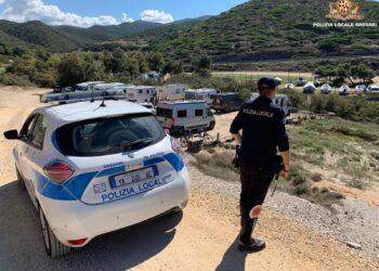 Sassari, un campeggio abusivo sulle rocce di Porto Palmas: sanzioni per 4mila euro