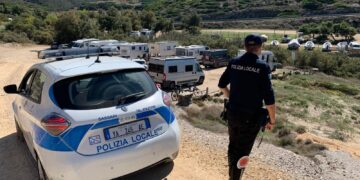 Sassari, un campeggio abusivo sulle rocce di Porto Palmas: sanzioni per 4mila euro