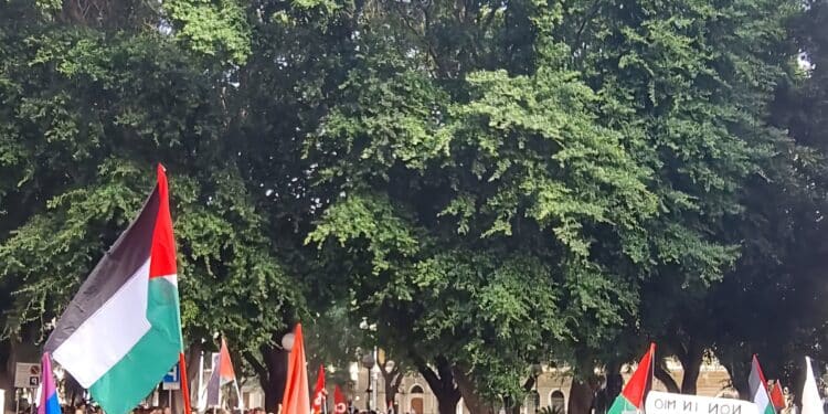 Cagliari, via Roma nuovamente nel caos: manifestazione non programmata blocca il traffico