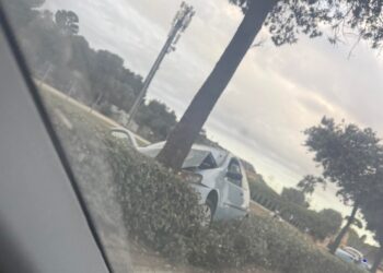Cagliari, schianto in viale Poetto: auto esce di strada e finisce contro un albero