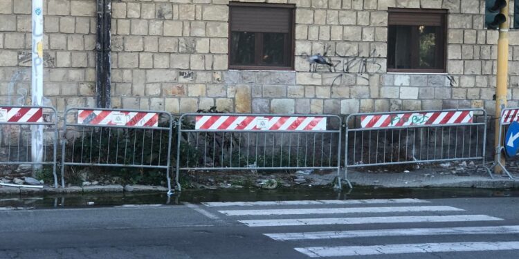 Cagliari, via Flavio Gioia tra liquami e puzza: “Una situazione che non può più aspettare”