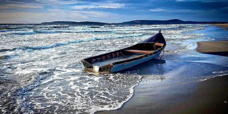 Dramma a Porto Pino, 21enne arriva privo di vita su un barchino