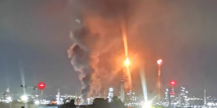 Sarroch, ci risiamo: forte odore di gas avvertito anche a molti chilometri di distanza, abitanti in rivolta