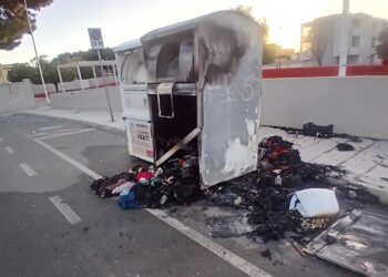 Pirri, contenitori di abiti usati dati alle fiamme in piazza delle Aquile