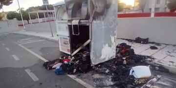 Pirri, contenitori di abiti usati dati alle fiamme in piazza delle Aquile