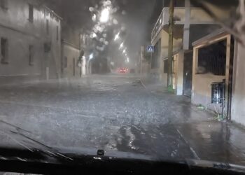 Serramanna sott’acqua dopo il temporale: strade allagate e automobilisti costretti a fermarsi