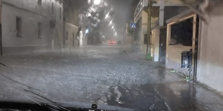 Serramanna sott’acqua dopo il temporale: strade allagate e automobilisti costretti a fermarsi