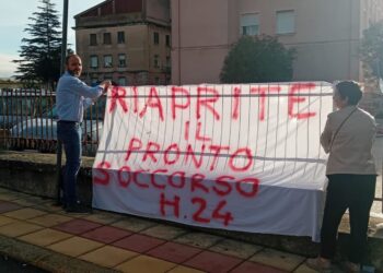 Isili, lo striscione sventola nuovamente all’ospedale: stamattina il sindaco Luca Pilia ha ripreso la protesta
