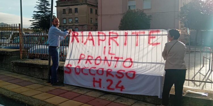 Isili, lo striscione sventola nuovamente all’ospedale: stamattina il sindaco Luca Pilia ha ripreso la protesta