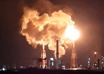 Sarroch, il polo industriale illuminato a giorno: torce in funzione, fuoco e fumo visibili da Cagliari