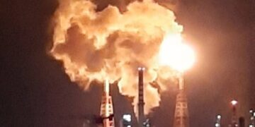 Sarroch, il polo industriale illuminato a giorno: torce in funzione, fuoco e fumo visibili da Cagliari