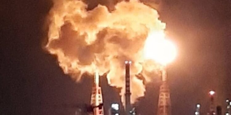 Sarroch, il polo industriale illuminato a giorno: torce in funzione, fuoco e fumo visibili da Cagliari