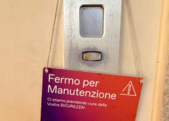 Cagliari, l’ascensore è fermo da due mesi: “Siamo prigionieri”