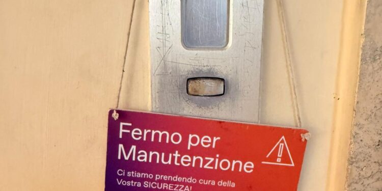 Cagliari, l’ascensore è fermo da due mesi: “Siamo prigionieri”