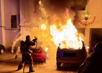 Quartu, 3 auto in sosta in fiamme: decisivo l’intervento dei vigili del fuoco