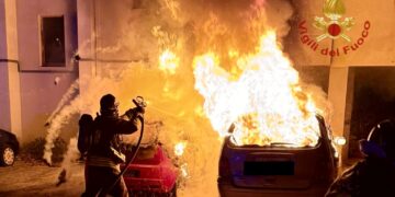 Quartu, 3 auto in sosta in fiamme: decisivo l’intervento dei vigili del fuoco