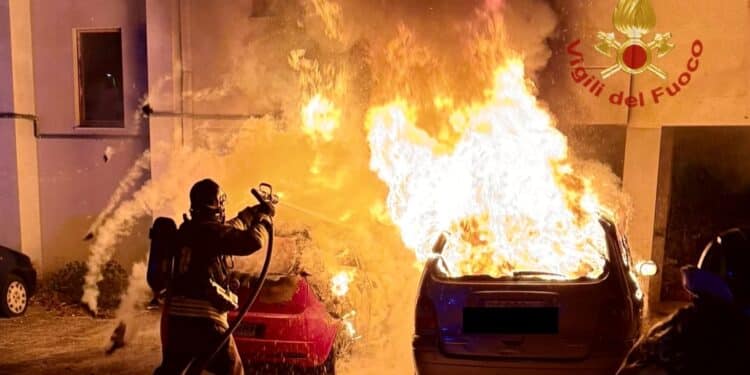 Quartu, 3 auto in sosta in fiamme: decisivo l’intervento dei vigili del fuoco