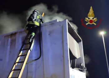 Autocompattatore in fiamme nella notte a Villamar, accertamenti in corso