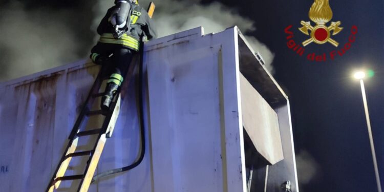 Autocompattatore in fiamme nella notte a Villamar, accertamenti in corso