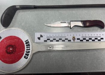 Cagliari, al cellulare alla guida non si ferma all’alt e scappa: era senza patente