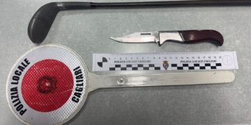 Cagliari, al cellulare alla guida non si ferma all’alt e scappa: era senza patente