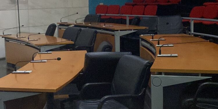 Assemini, l’aula è quasi deserta: salta il consiglio comunale