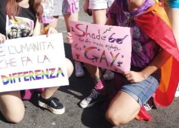 Elmas, niente cresima per un ragazzino perché il padrino è omosessuale: “Messaggio devastante”