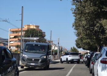 Cagliari, parcheggio selvaggio fuori dal Convitto: “Auto contromano per superare l’imbuto, assurdo e pericoloso”