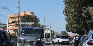 Cagliari, parcheggio selvaggio fuori dal Convitto: “Auto contromano per superare l’imbuto, assurdo e pericoloso”