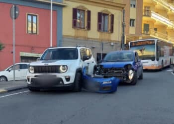 Cagliari, crash tra due veicoli in corsa in Piazza Kennedy: ingorghi e traffico rallentato