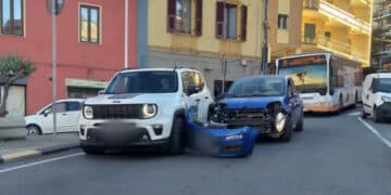 Cagliari, crash tra due veicoli in corsa in Piazza Kennedy: ingorghi e traffico rallentato