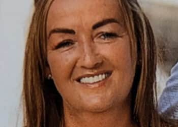 Le cade il cellulare in carica nella vasca mentre fa il bagno: morta una 46enne