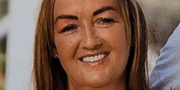 Le cade il cellulare in carica nella vasca mentre fa il bagno: morta una 46enne